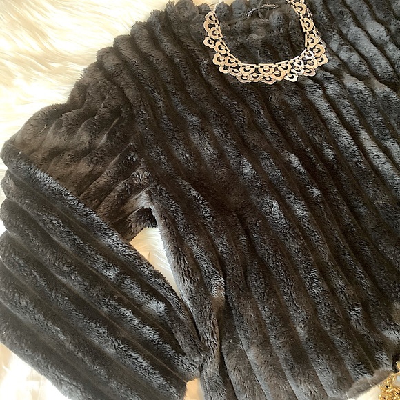 Zara NWOT Plush Black Top SZ-M - Picture 3 of 8